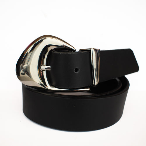 Belt with asymmetric buckle